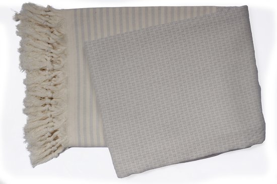 Lichtgrijze hamamdoek van 100% katoen, met streepjespatroon en beige franjes aan één kant.
