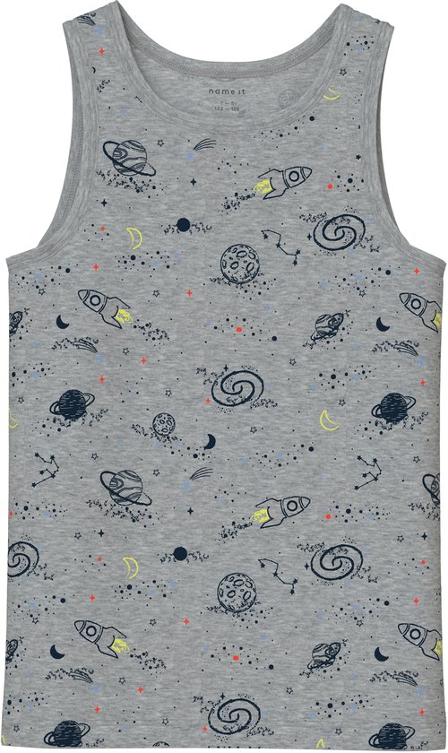 Grijs hemd met all-over space print: raketten, planeten, sterren en manen. Ronde hals.
