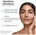 Een vrouw met een egale, stralende huid die Eucerin Anti-Pigment producten gebruikt, met tekst over vermindering van bruine vlekken.