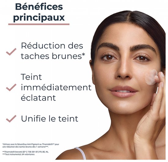 Een vrouw met een egale, stralende huid die Eucerin Anti-Pigment producten gebruikt, met tekst over vermindering van bruine vlekken.