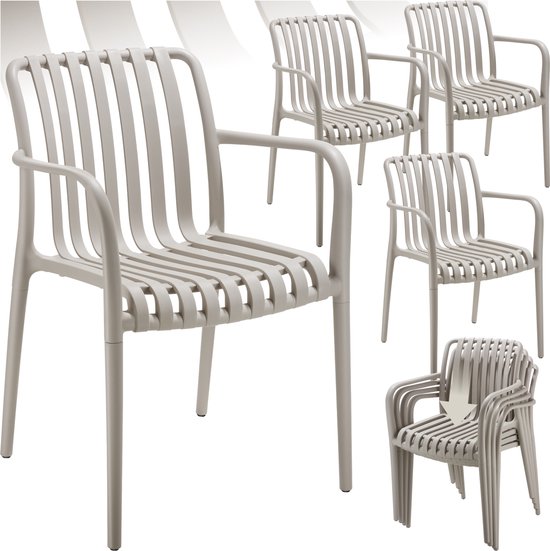 Een taupe kunststof tuinstoel links, twee losse stoelen ernaast, en een stapel van vier stoelen rechtsonder.