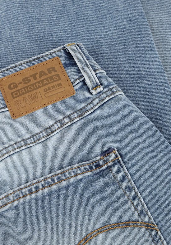 Close-up van het bruine G-Star Raw Denim label op een lichtblauwe jeans.