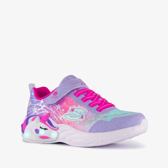Paarse sneaker met roze, blauwe en witte accenten, sterrenprint en een unicorn-design.
