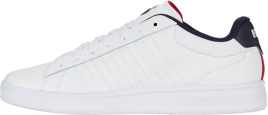 Witte K-Swiss sneaker met marineblauwe en rode accenten aan de hiel, gestreepte details op de zijkant.