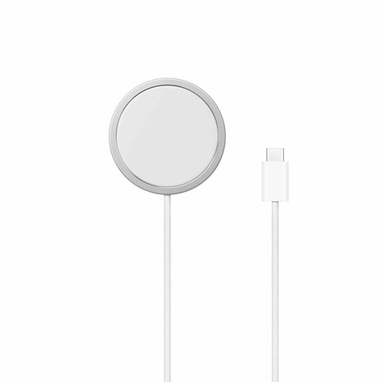 Chargeur MagSafe blanc avec bordure argentée et câble USB-C blanc.