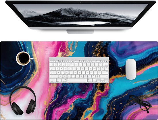 Bureauonderlegger met marmerprint in roze, blauw en goud, met een laptop, toetsenbord, muis, kopje koffie, koptelefoon en bril.