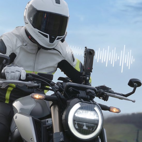 Motorrijder met Insta360 X5 actioncam op de motor, geluidsgolven zichtbaar