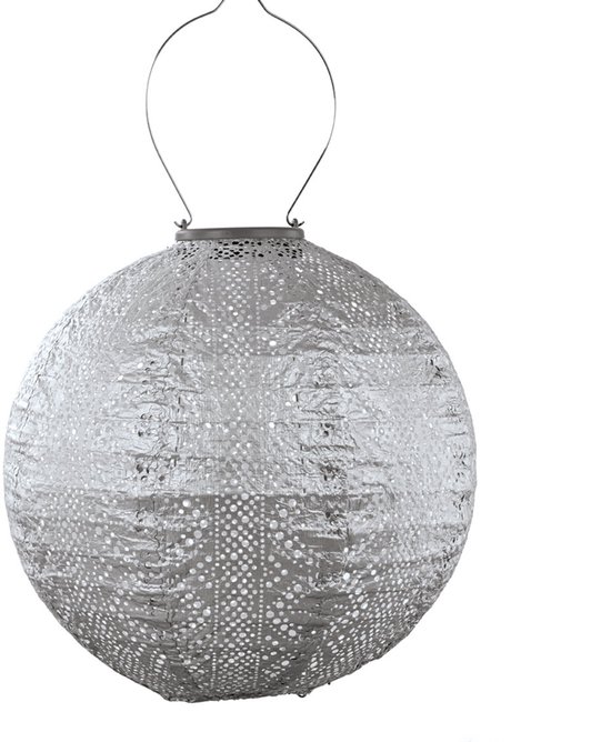 Zilverkleurige, ronde lampion met een open, geometrisch patroon en een subtiel reliëf.