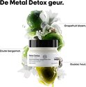 L'Oréal Metal Detox haarmasker omringd door grapefruit, bloemen en guaiac hout.