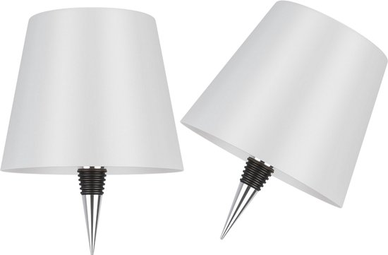 Ensemble de deux abat-jour blancs avec des douilles pointues argentées.