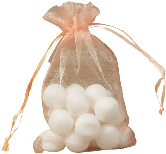 Een perzikkleurig organzazakje met trekkoord, gevuld met witte bolletjes.