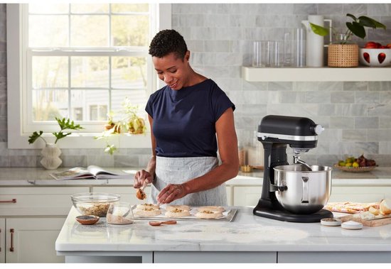 KitchenAid Artisan Standmixer met in Hoogte Verstelbare Kom - Krachtig, stil, 11 snelheden, roestvrijstalen accessoires en capaciteit van 6,6L - Matzwart van KitchenAid — afbeelding 3