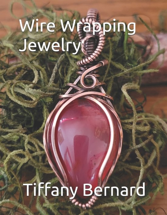 Boek: Wire Wrapping Jewelry. Met rode agaat hanger van koperdraad.