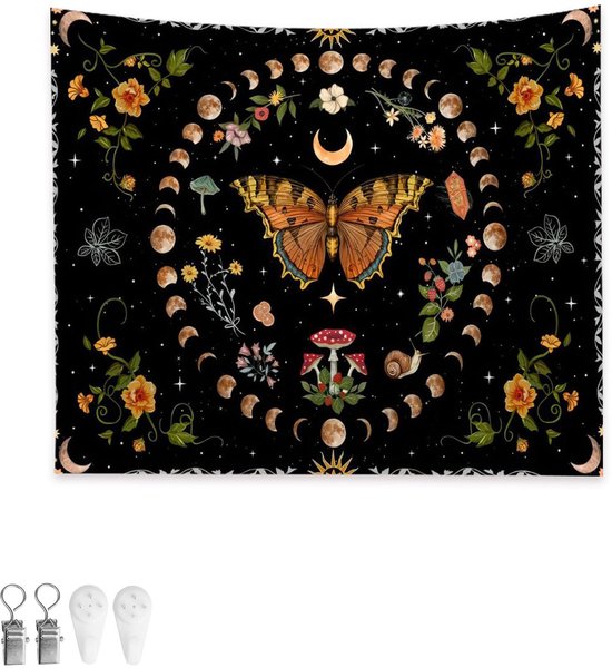 Zwart wandkleed met een grote vlinder in het midden, omringd door maanfasen, sterren, gele bloemen, paddenstoelen en slakken.
