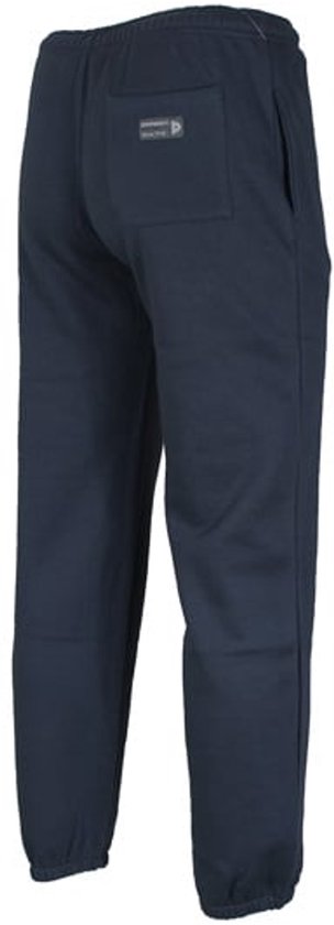 Achterkant van een donkerblauwe joggingbroek met elastische tailleband en logopatch.