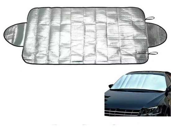 Couverture argentée matelassée pour pare-brise de voiture, avec inscription "CHPN". Couverture sur le pare-brise avant d'une voiture noire.