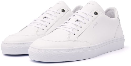Witte VANLIER sneakers van leer met veters, getoond vanuit een hoek.