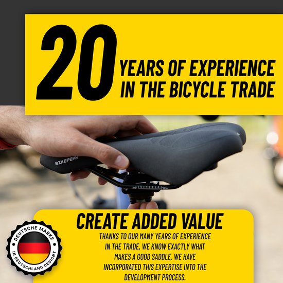 Hand houdt een zwart fietszadel vast, met tekst '20 YEARS OF EXPERIENCE IN THE BICYCLE TRADE'.