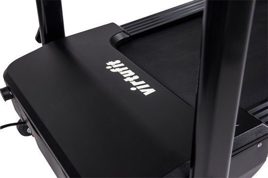 Het VirtuFit-logo op de zijkant van een zwarte loopband.