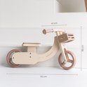 Houten loopfiets met afmetingen 70 cm lengte, 41 cm breedte, 39 cm hoogte.