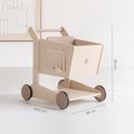 Houten winkelwagen in zandkleur met afmetingen 49,5 cm breed, 38 cm diep en 53 cm hoog.