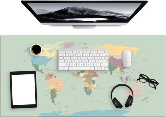 Grand protège-bureau avec carte du monde, clavier, souris, tasse de café, tablette, casque et lunettes.