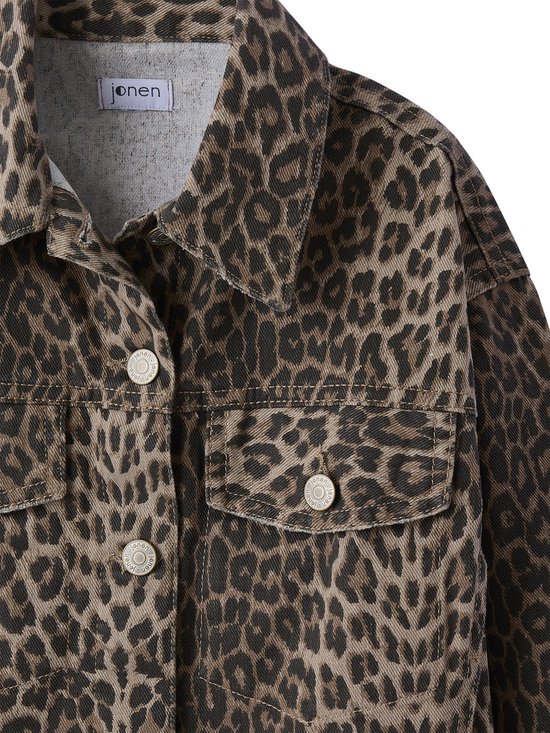 Détail de veste en jean marron imprimé léopard avec boutons, poches poitrine et étiquette 'jonen'.