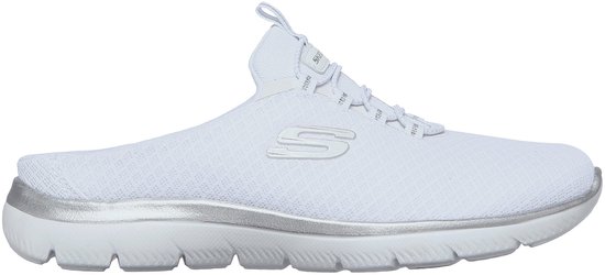 Lichtgrijze SKECHERS instapper met mesh, zilverkleurige bies en een witte zool.