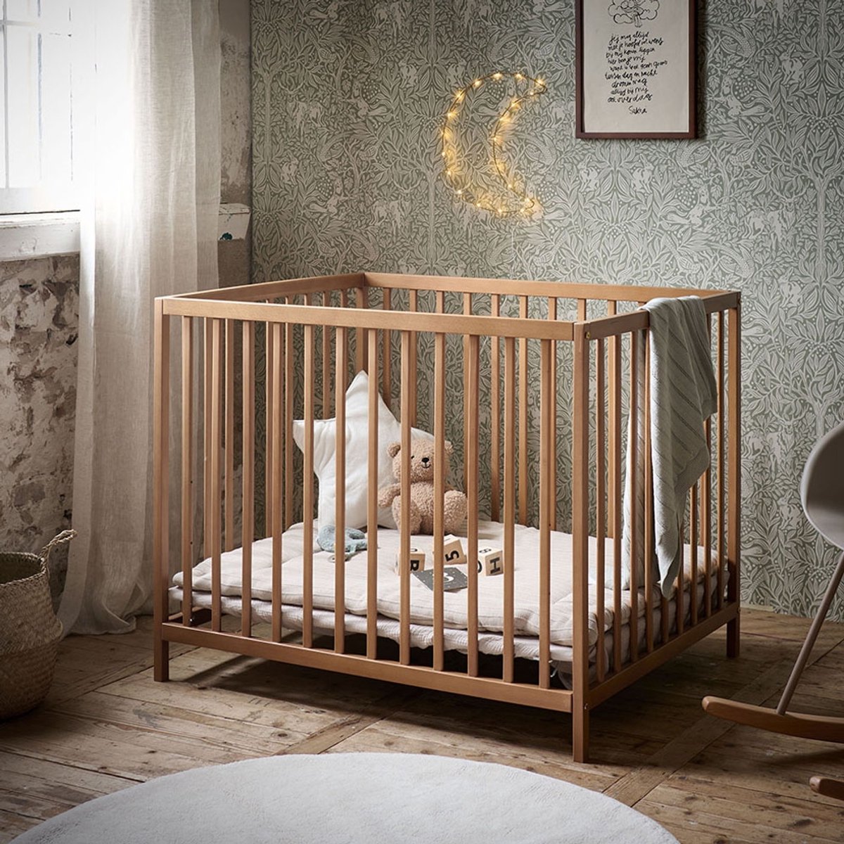 Petite Amélie Babybox Hout 95x75 cm - In hoogte verstelbare playpen met gevoerde bodem - Vier wielen met remmen voor eenvoudige verplaatsing - Perfect voor elke ontwikkelingsfase van uw kind - Walnoot - Nois Collectie
