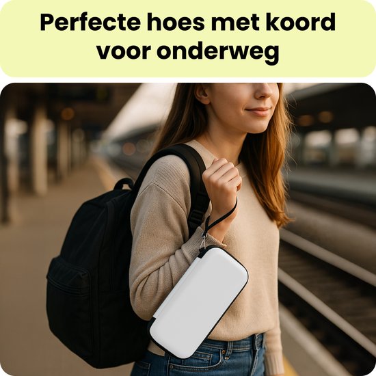 Een jongedame met een beige trui en spijkerbroek draagt een witte hardcase hoes met koord om haar pols, met een zwarte rugzak over haar schouder.