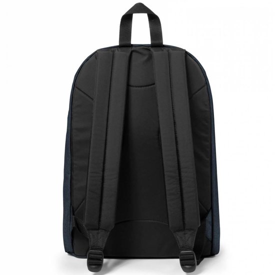 Achterkant van een donkerblauwe Eastpak rugzak met verstelbare schouderbanden.