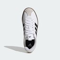 Witte Adidas sneaker met zwarte strepen en een bruine zool, gezien vanaf de bovenkant.