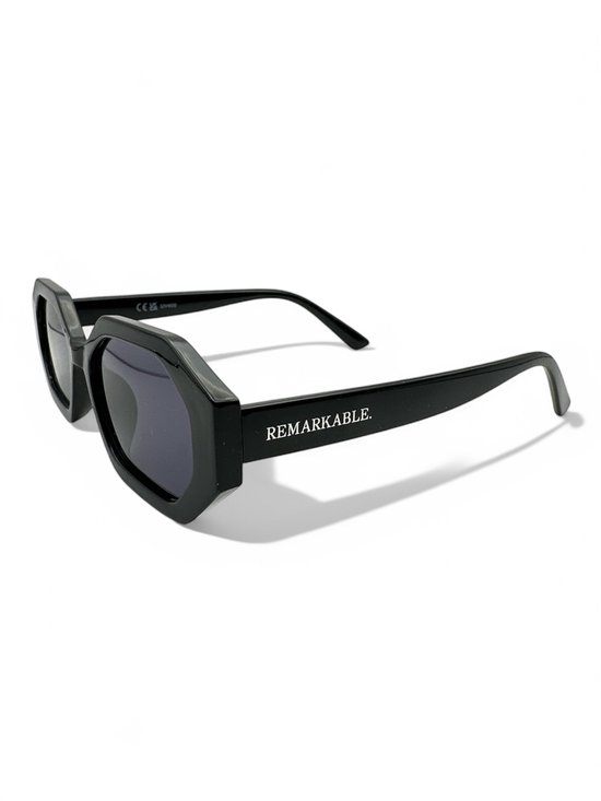 The Brand Remarkable - Zonnebril Unisex - Zonnebril Dames - Zonnebril Heren - Vierkante Zonnebril - All Black - UV400 - Luxe, Duurzame & Trendy Zonnebril - Designer Zonnebril - Mode Zonnebril 2025 - Inclusief Beschermhoes - Polariserend Look van The Brand Remarkable — afbeelding 2