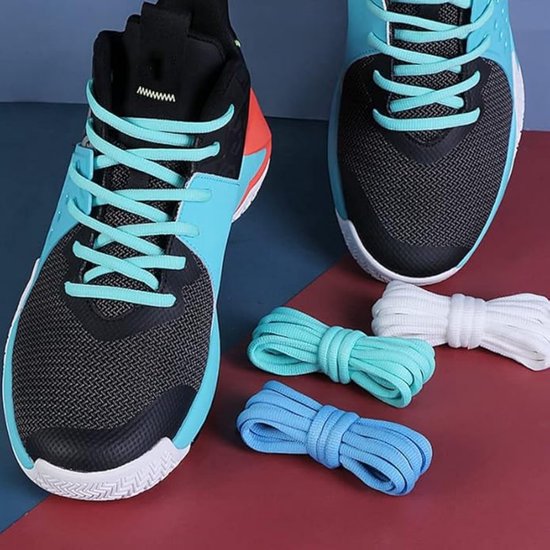 Chaussure noire avec accents aqua et orange, avec des lacets aqua, bleu clair et blancs à côté.