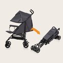 Grijze buggy wordt opgevouwen tot een compact pakket.