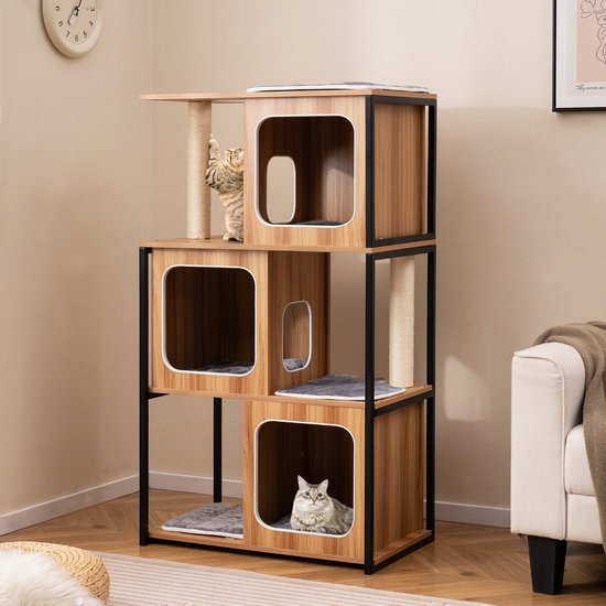 Kattenboom van houtkleurig materiaal met meerdere niveaus en woonruimtes, met sisal krabpaal, twee katten erop.