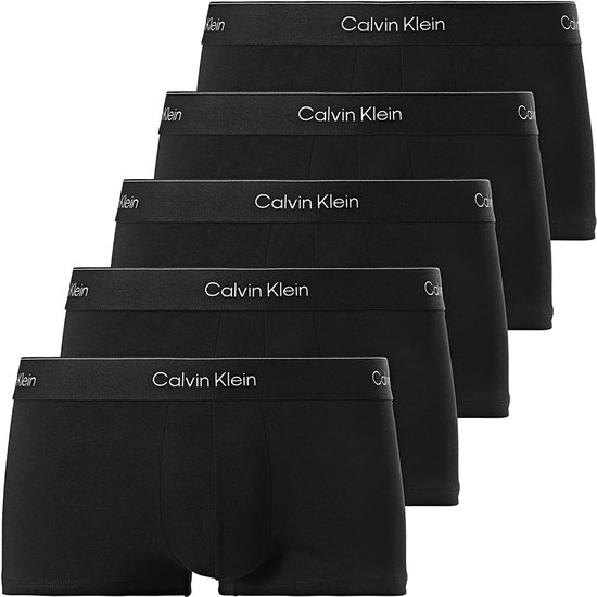 Zes zwarte Calvin Klein boxershorts gestapeld, met witte tailleband met logo.