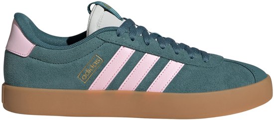 Zijaanzicht van groene Adidas sneakers met roze strepen en bruine zool.