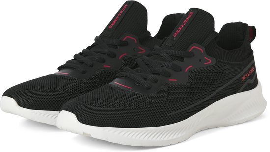 Zwarte sneakers van JACK & JONES met rode accenten, schuin van voren gezien.