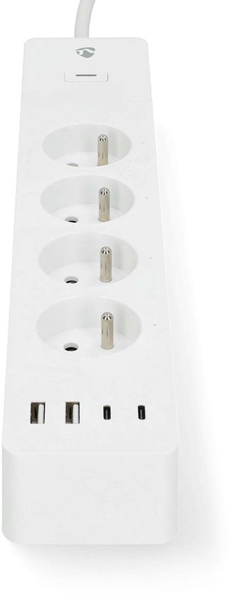 Witte stekkerdoos met vier stopcontacten en drie USB-poorten, waaronder USB-A en USB-C, vanuit een schuin perspectief.