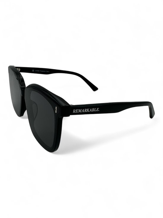 The Brand Remarkable - Zonnebril Unisex - Zonnebril Dames - Zonnebril Heren - Oversized Ronde Zonnebril - Zwart - UV400 - Luxe, Duurzame & Trendy Zonnebril - Designer Zonnebril - Mode Zonnebril 2025 - Inclusief Beschermhoes - Polariserend Look van The Brand Remarkable — afbeelding 2