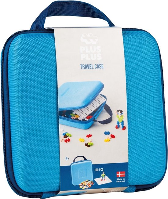 Een turquoise Plus-Plus reiskoffer met een label waarop de inhoud wordt getoond: een open koffer, een figuurtje, een pegboard en bouwblokjes.