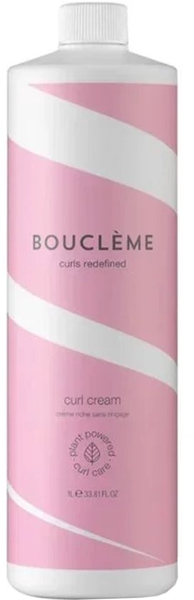 Witte fles met roze en witte diagonale strepen. Tekst: BOUCLÈME, curls redefined, curl cream, plant powered curl care, 1L.