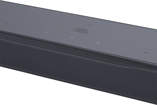 Barre de son JBL noire avec panneau avant perforé et boutons tactiles sur le dessus.