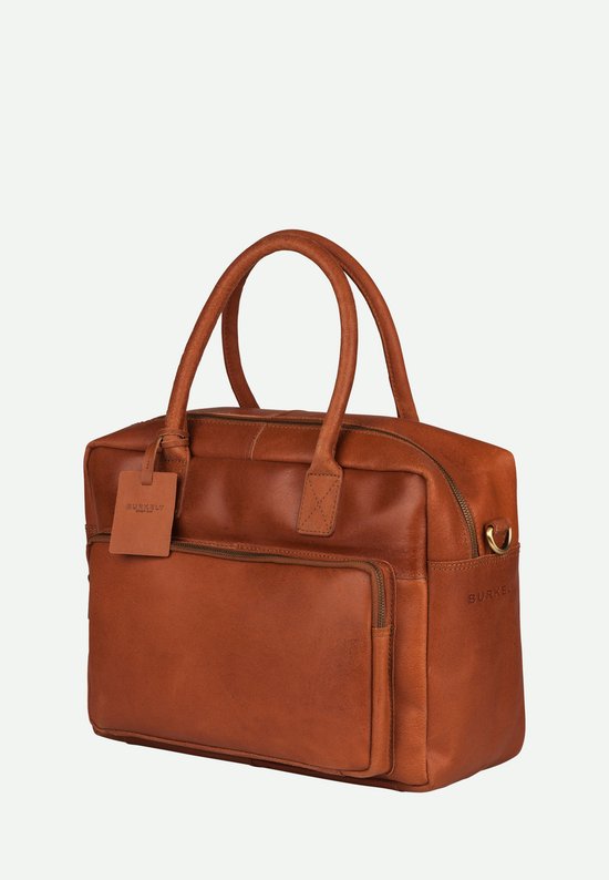 Bruine leren laptoptas met tag, voorvak, ritssluiting en draaghengsels.