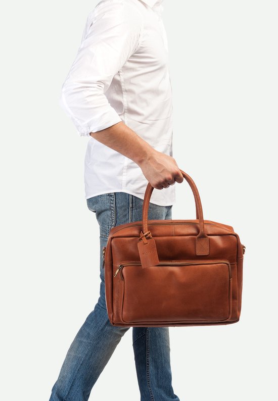 Man met bruine leren laptoptas in de hand, met voorvak en draaghengsels.