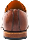 Achteraanzicht van een bruine leren veterschoen met decoratieve perforaties.