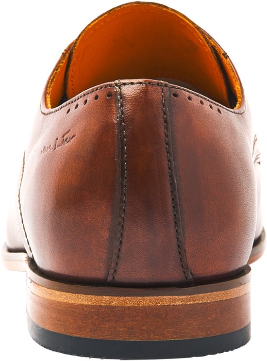 Achteraanzicht van een bruine leren veterschoen met decoratieve perforaties.