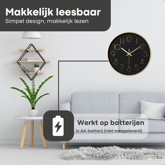 Zwarte wandklok met gouden cijfers, opgehangen in een woonkamer boven een bank. Batterij icoon.