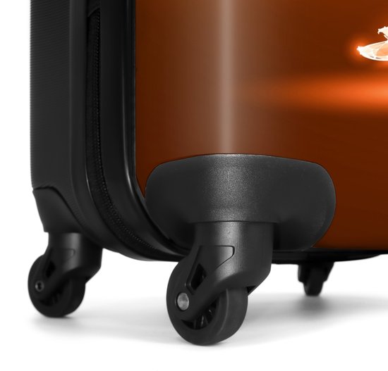 NoBoringSuitcases.com® - Grande valise enfant Un footballeur Ã la lumiÃ¨re orange dans un moment de flottement - Bagage - Valise de voyage pour garÃ§on - Valise chariot - Valises 67cm